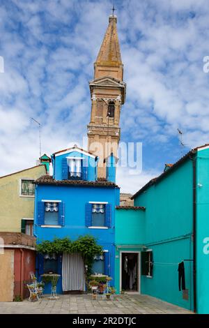 Burano, Italien. 18. Mai 2023. Burano ist eine kleine Insel in der Lagune von Venedig, berühmt für ihre Spitze und ihre bunten Häuser. (Foto: Stefano Cappa/Pacific Press) Kredit: Pacific Press Media Production Corp./Alamy Live News Stockfoto