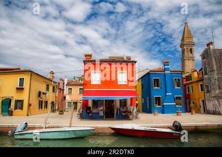 Burano, Italien. 18. Mai 2023. Burano ist eine kleine Insel in der Lagune von Venedig, berühmt für ihre Spitze und ihre bunten Häuser. (Foto: Stefano Cappa/Pacific Press) Kredit: Pacific Press Media Production Corp./Alamy Live News Stockfoto