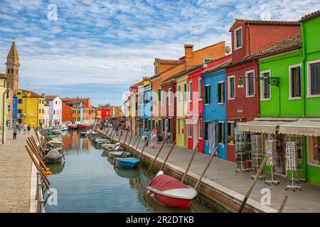 Burano, Italien. 18. Mai 2023. Burano ist eine kleine Insel in der Lagune von Venedig, berühmt für ihre Spitze und ihre bunten Häuser. (Foto: Stefano Cappa/Pacific Press) Kredit: Pacific Press Media Production Corp./Alamy Live News Stockfoto