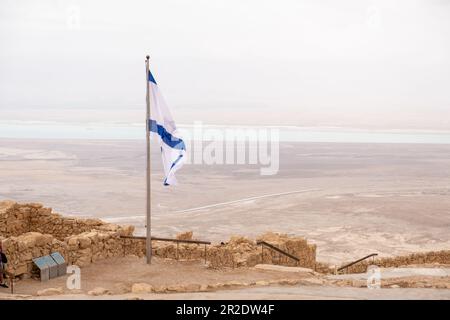 Isreali-Flagge im Masada-Nationalpark Judaeanische Wüste, Südbezirk, Israel Stockfoto