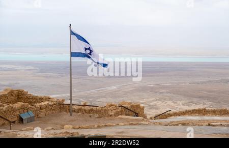 Isreali-Flagge im Masada-Nationalpark Judaeanische Wüste, Südbezirk, Israel Stockfoto