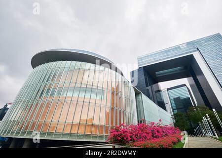 Hongkong SVR, China - April 2023: Der Komplex der Zentralregierung von Hongkong in Tamar, in dem sich der Sitz und der Legislativrat befinden Stockfoto