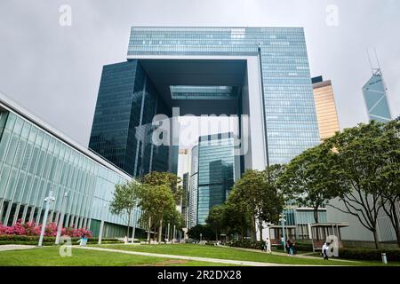 Hongkong SVR, China - April 2023: Der Komplex der Zentralregierung von Hongkong in Tamar, in dem sich der Sitz und der Legislativrat befinden Stockfoto