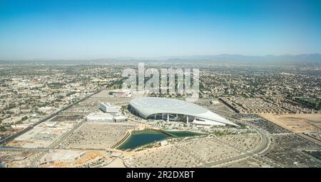 Los Angeles, Kalifornien - Luftaufnahme des SoFi-Stadions, Heimstadion der LA Rams & LA Chargers der National Football League, LA Forum und der NFL-Büros. Stockfoto