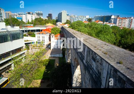 Blick auf das Aquädukt in Amoreiris, Lissabon mit Hochhäusern dahinter Stockfoto