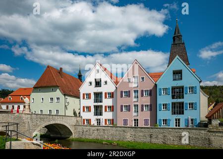 Wunderschöne farbige Häuser in der deutschen Stadt berching Stockfoto