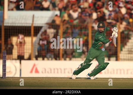 Bangladescher Wächter der Liton das Fledermäuse während des Bangladesch-Indien-Spiels Third One Day International (ODI) in Zahur Ahmed Chowdhury Stockfoto