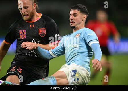 Melbourne, Australien. 19. Mai 2023, Isuzu UTE A-League Finals Series, Melbourne City gegen Sydney FC. Abbildung: Der Verteidiger des FC Sydney Rhyan Grant greift Marco TILIO (rechts) im AAMI Park in Melbourne an. Kredit: Karl Phillipson/Alamy Live News Stockfoto