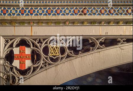 Vergrößerung der heraldischen Schilde auf den gusseisernen Stützen und viergevierteltes Geländer der Lendal-Brücke in York. North Yorkshire. UK Stockfoto