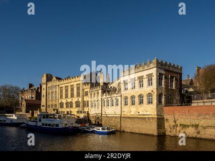 Festgemachte Touristenboote auf dem Fluss Ouse entlang der Guildhall. Nach York. UK. Stockfoto