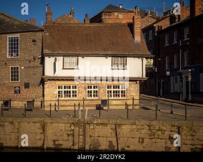 King's Arms Pub am Ufer des Flusses. Nach York Stockfoto