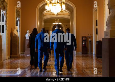 Washington, Vereinigte Staaten Von Amerika. 18. Mai 2023. Die Crew der Artemis II Mission rund um den Mond, die NASA-Astronauten Reid Wiseman, Victor Glover, Christina Hammock Koch und der Astronaut Jeremy Hansen der Canadian Space Agency gehen durch das Kapitol der Vereinigten Staaten in Washington, DC, Donnerstag, 18. Mai 2023. Kredit: Julia Nikhinson/CNP/Sipa USA Kredit: SIPA USA/Alamy Live News Stockfoto