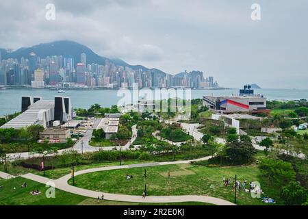 Hongkong, China - 10 2023. April: West Kowloon Cultural District Art Park und Skyline Blick Stockfoto