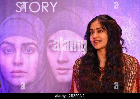 Die Schauspielerin Adah Sharma aus der Pressekonferenz ihres Films " Kerala Story " am 19. Mai 2023 in Kalkutta, Indien. Regisseurin Sudipta Sen und Schauspielerin Adah Sharma nahmen an einer Pressekonferenz Teil, auf der ihr Film „The Kerala Story“, Das Licht der Kontroversen seit dem Tag der Veröffentlichung, da der Film im Bundesstaat Westbengalen verboten wurde, weil er die gemeinschaftliche Harmonie im Bundesstaat störte. Die Kerala Story basiert auf '' Love Dschihad '' und wie viele Mädchen zum Muslim konvertiert wurden und laut dem Bericht der Filmemacher gezwungen wurden, ISIS beizutreten. (Foto von Debarchan Stockfoto