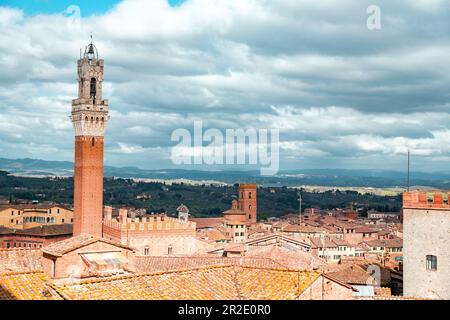 Luftarchitektur und Straßenblick von der historischen italienischen Stadt Siena in der Toskana. Stockfoto