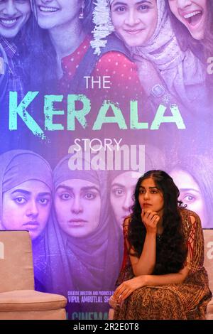 Die Schauspielerin Adah Sharma aus der Pressekonferenz ihres Films " Kerala Story " am 19. Mai 2023 in Kalkutta, Indien. Regisseurin Sudipta Sen und Schauspielerin Adah Sharma nahmen an einer Pressekonferenz Teil, auf der ihr Film „The Kerala Story“, Das Licht der Kontroversen seit dem Tag der Veröffentlichung, da der Film im Bundesstaat Westbengalen verboten wurde, weil er die gemeinschaftliche Harmonie im Bundesstaat störte. Die Kerala Story basiert auf '' Love Dschihad '' und wie viele Mädchen zum Muslim konvertiert wurden und laut dem Bericht der Filmemacher gezwungen wurden, ISIS beizutreten. (Foto von Debarchan Stockfoto