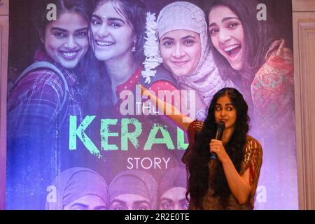 Die Schauspielerin Adah Sharma aus der Pressekonferenz ihres Films " Kerala Story " am 19. Mai 2023 in Kalkutta, Indien. Regisseurin Sudipta Sen und Schauspielerin Adah Sharma nahmen an einer Pressekonferenz Teil, auf der ihr Film „The Kerala Story“, Das Licht der Kontroversen seit dem Tag der Veröffentlichung, da der Film im Bundesstaat Westbengalen verboten wurde, weil er die gemeinschaftliche Harmonie im Bundesstaat störte. Die Kerala Story basiert auf '' Love Dschihad '' und wie viele Mädchen zum Muslim konvertiert wurden und laut dem Bericht der Filmemacher gezwungen wurden, ISIS beizutreten. (Foto von Debarchan Stockfoto