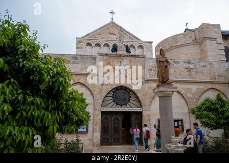 Bethlehem, Palästina - 10. April 2023. St. Katharinenkirche und die Säule mit der Figur des Heiligen Jerome Stockfoto