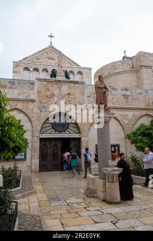 Bethlehem, Palästina - 10. April 2023. St. Katharinenkirche und die Säule mit der Figur des Heiligen Jerome Stockfoto