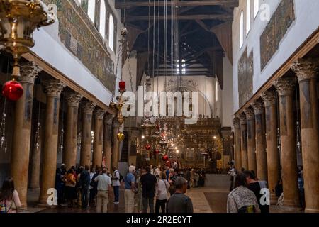 Bethlehem, Palästina - 10. April 2023. Das Innere der Geburtskirche Jesu Christi mit Kolonnaden, Altar und Ikonen-Lampen, die auf Long c hängen Stockfoto