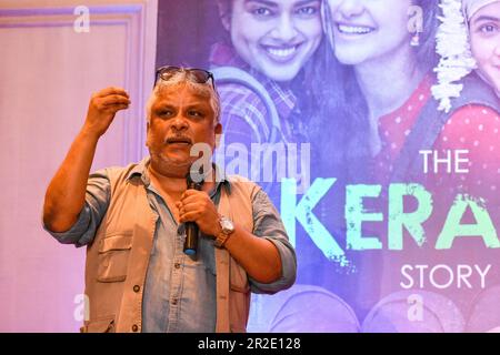 Regisseur Sudipta Sern aus der Pressekonferenz seines Films " Kerala Story " am 19. Mai 2023 in Kalkutta, Indien. Regisseurin Sudipta Sen und Schauspielerin Adah Sharma nahmen an einer Pressekonferenz Teil, auf der ihr Film „The Kerala Story“, Das Licht der Kontroversen seit dem Tag der Veröffentlichung, da der Film im Bundesstaat Westbengalen verboten wurde, weil er die gemeinschaftliche Harmonie im Bundesstaat störte. Die Kerala Story basiert auf '' Love Dschihad '' und wie viele Mädchen zum Muslim konvertiert wurden und laut dem Bericht der Filmemacher gezwungen wurden, ISIS beizutreten. (Foto von Debarch Stockfoto