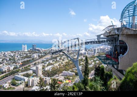 Haifa, Israel, 06. April 2023: Seilbahnkabinen fahren von der unteren Station am Ufer zur oberen Station am Mount Kamel in Haifa, Norden Stockfoto