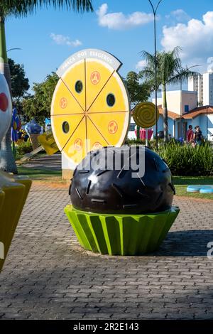 Itu, Sao Paulo, Brasilien 01. Mai 2023. Überteuertes Pizzadenkmal Stockfoto