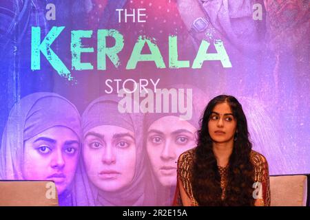 Die Schauspielerin Adah Sharma aus der Pressekonferenz ihres Films " Kerala Story " am 19. Mai 2023 in Kalkutta, Indien. Regisseurin Sudipta Sen und Schauspielerin Adah Sharma nahmen an einer Pressekonferenz Teil, auf der ihr Film „The Kerala Story“, Das Licht der Kontroversen seit dem Tag der Veröffentlichung, da der Film im Bundesstaat Westbengalen verboten wurde, weil er die gemeinschaftliche Harmonie im Bundesstaat störte. Die Kerala Story basiert auf '' Love Dschihad '' und wie viele Mädchen zum Muslim konvertiert wurden und laut dem Bericht der Filmemacher gezwungen wurden, ISIS beizutreten. (Foto von Debarchan Stockfoto