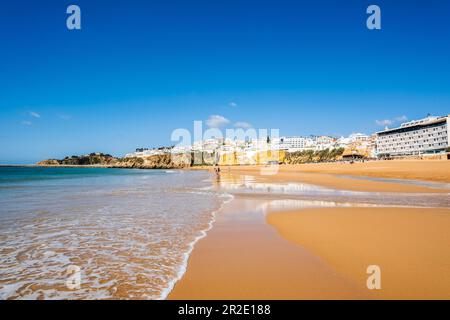 Toller Blick auf Fisherman Beach, Praia dos Pescadores, mit weiß getünchten Häusern auf den Klippen, die sich auf das Meer, den blauen Himmel, die Sommerzeit, Albufeira, Algarv reflektieren Stockfoto