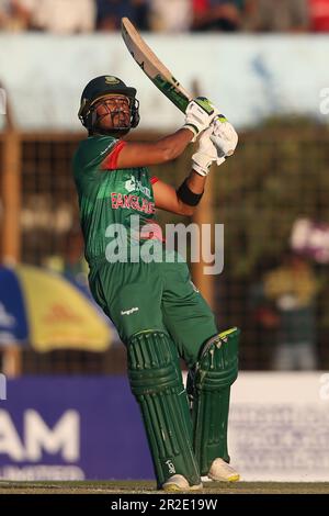 Bangladeschischer Wächter batterAnamul Haque Bijoy schlägt während des Bangladesch-Indien-Spiels Third One Day International (ODI) bei Zahur Ahmed C. Stockfoto