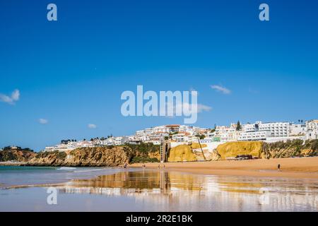 Toller Blick auf Fisherman Beach, Praia dos Pescadores, mit weiß getünchten Häusern auf den Klippen, die sich auf das Meer, den blauen Himmel, die Sommerzeit, Albufeira, Algarv reflektieren Stockfoto