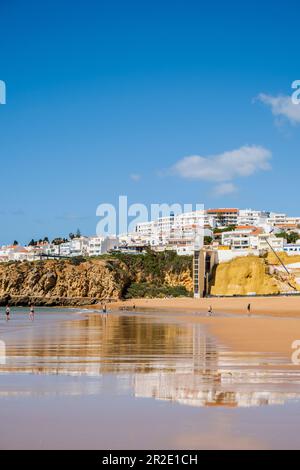 Toller Blick auf Fisherman Beach, Praia dos Pescadores, mit weiß getünchten Häusern auf den Klippen, die sich auf das Meer, den blauen Himmel, die Sommerzeit, Albufeira, Algarv reflektieren Stockfoto