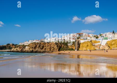 Toller Blick auf Fisherman Beach, Praia dos Pescadores, mit weiß getünchten Häusern auf den Klippen, die sich auf das Meer, den blauen Himmel, die Sommerzeit, Albufeira, Algarv reflektieren Stockfoto