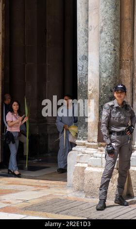 Jerusalem, Israel - 10. April 2023. Polizistin vor der Heiligen Grabeskirche Stockfoto