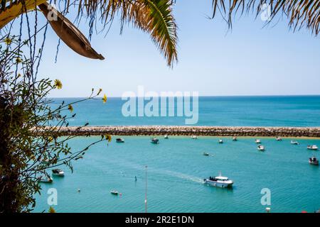 Tolle Aussicht auf den Yachthafen in Albufeira, wunderschönes Sommerbild, blauer Himmel und Spaziergang, Fisherman Beach, Praia dos Pescadores, Albufeira, Portugal Stockfoto