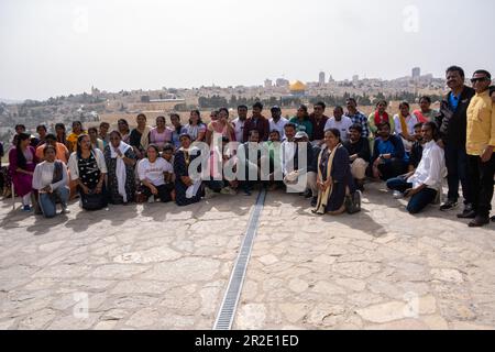 Jerusalem, Israel - 10. April 2023. Gruppe indischer Touristen mit Panoramablick auf Jerusalem Stockfoto