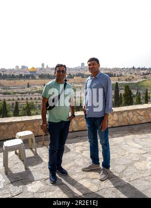 Jerusalem, Israel - 10. April 2023. Gruppe indischer Touristen mit Panoramablick auf Jerusalem Stockfoto