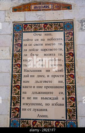 Jerusalem, Israel - 10. April 2023. Pater Noster Kirche. Das Gebet des Herrn in bulgarischer Sprache Stockfoto