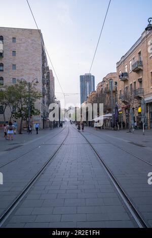 Jerusalem, Israel - 10. April 2023. Leute, die während des Urlaubs auf der Jaffa Street spazieren Stockfoto