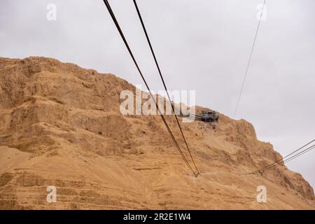 Judäische Wüste, Südbezirk, Israel - 10. April 2023. Seilbahn im Masada-Nationalpark Stockfoto
