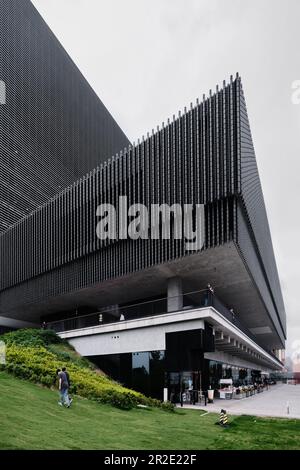 Hongkong, China - April 10 2023: M Plus Museum für zeitgenössische Kunst im West Kowloon Cultural District, entworfen von Herzog de Meuron Stockfoto