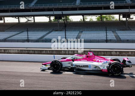 Indianapolis, Usa. 18. Mai 2023. Simon Pagenaud (60) aus Frankreich und Meyer Shank Racing trainieren für den 2023 Indy 500 auf dem Indianapolis Motor Speedway in Indianapolis, Indiana. Kredit: SOPA Images Limited/Alamy Live News Stockfoto