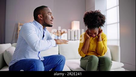 Wütenden jungen afrikanischen Mann schrie Frau Stockfoto