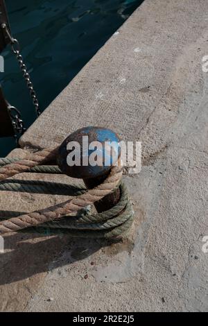 Poller im Hafen mit Bootsanlegestelle Stockfoto