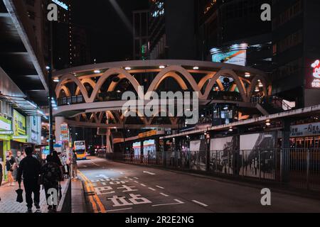 Hongkong, China - April 10 2023: Kreisförmige Fußgängerbrücke in Causeway Bay bei Nacht Stockfoto