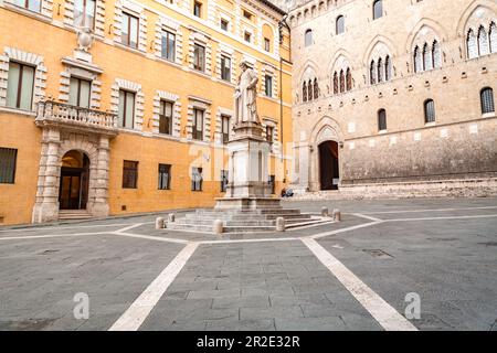 Siena, Italien - 7. April 2022: Die Piazza Salimbeni ist ein prominenter Platz im Zentrum von Siena, Region Toskana, Italien. Der Platz beherbergt mehrere Sehenswürdigkeiten Stockfoto