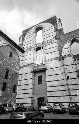 Siena, Italien - 7. April 2022: Die Kathedrale von Siena ist eine mittelalterliche Kirche in Siena, die von den Anfängen an als römisch-katholische Marienkirche geweiht wurde, die heute existiert Stockfoto