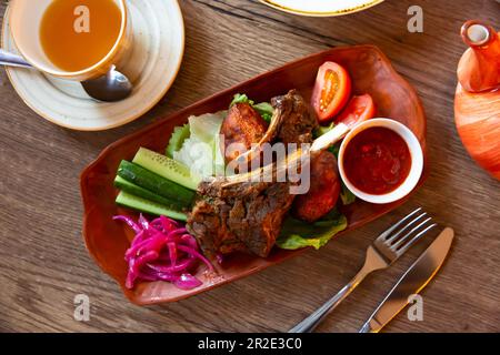 Kasan Kebab, langsam geschmortes junges Lamm mit Gemüse Stockfoto