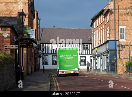 Das Saracens Head Coacing Inn und der Waitrose Lieferwagen auf der Church Street, Southwell, Nottinghamshire, England, Großbritannien Stockfoto