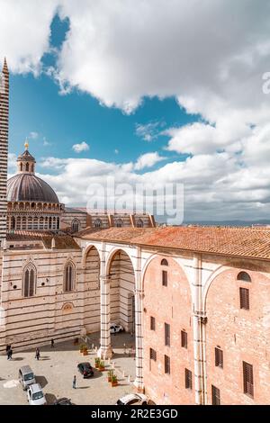 Siena, Italien - 7. April 2022: Die Kathedrale von Siena ist eine mittelalterliche Kirche in Siena, die von den Anfängen an als römisch-katholische Marienkirche geweiht wurde, die heute existiert Stockfoto